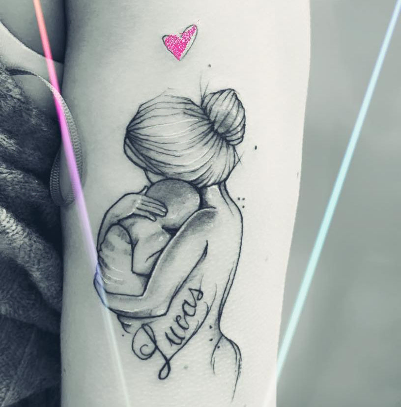 tatuaje de madre abrazando a bebé