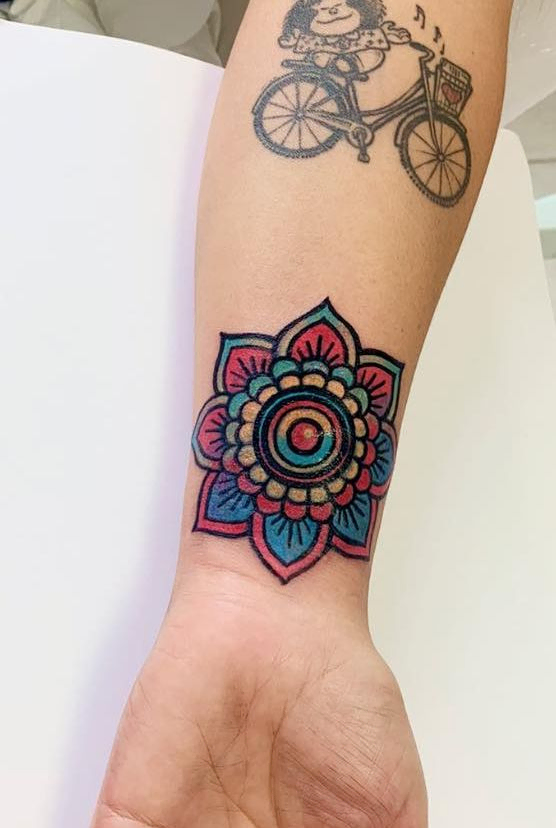 persona con tatuaje de flor tribal