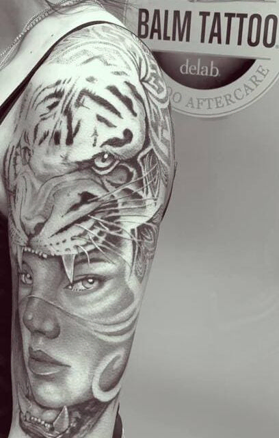 tatuaje de mujer con cabeza de tigre