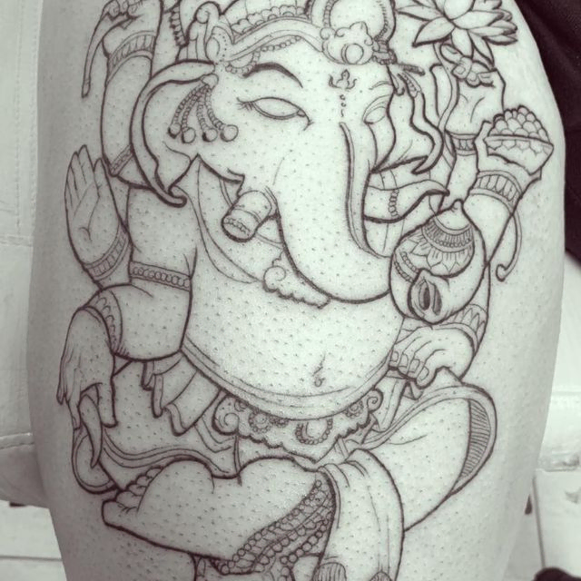 persona con tatuaje de Ganesha