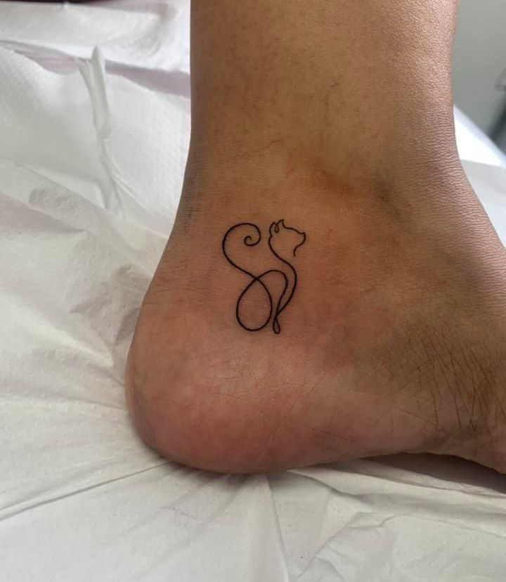 tatuaje de gato en el pie