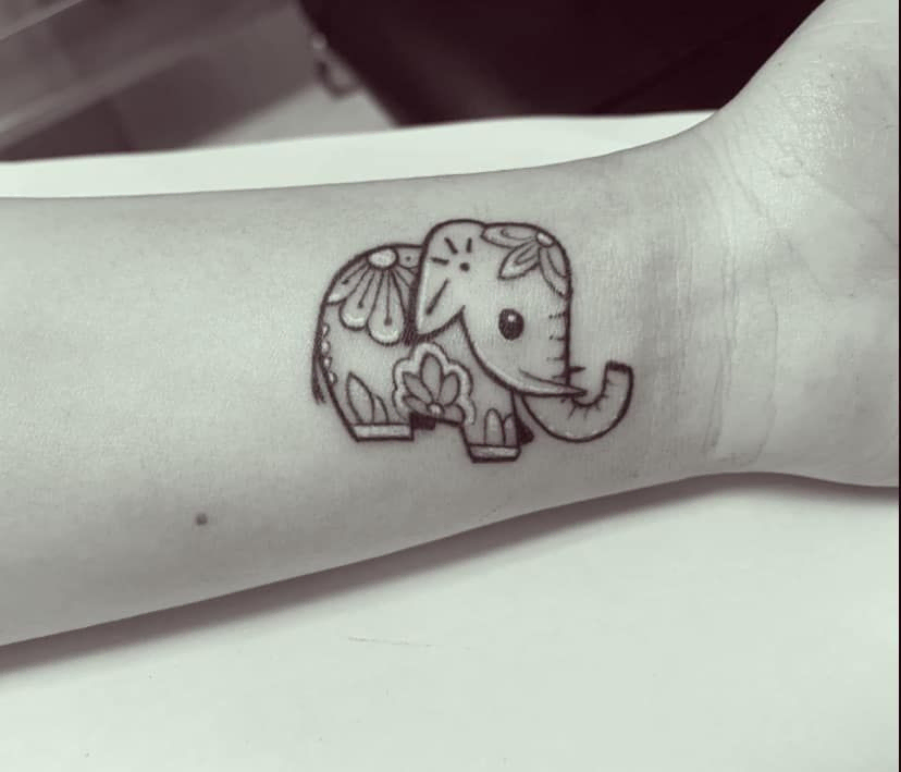 tatuaje de elefante en la muñeca