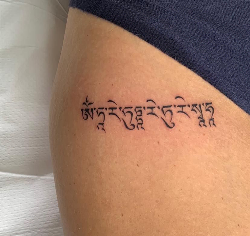 tatuaje de frase en letras hebreas