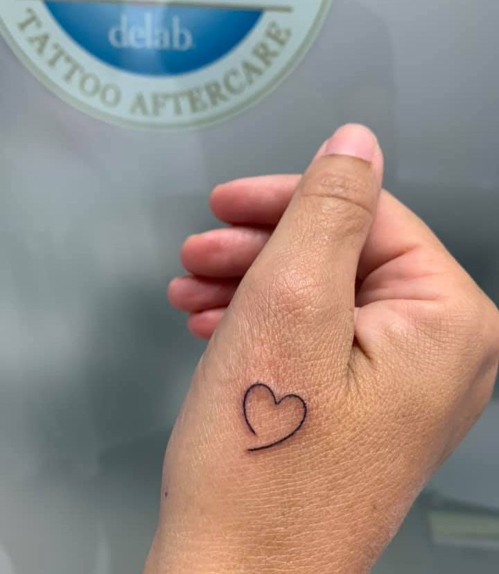 tatuaje de corazón en línea fina