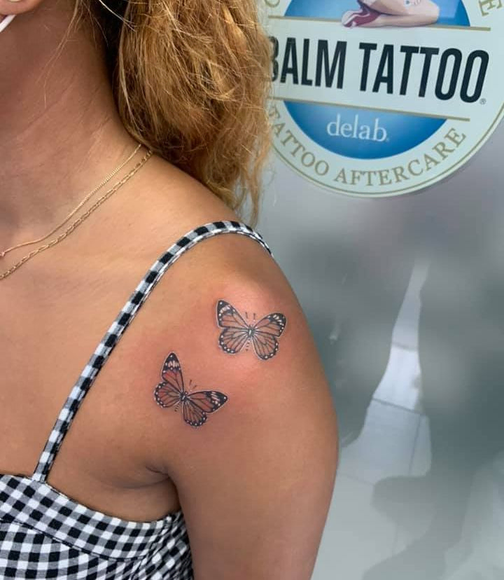 tatuajes de mariposas en el hombro