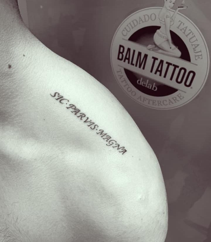 tatuaje de frase en el hombro