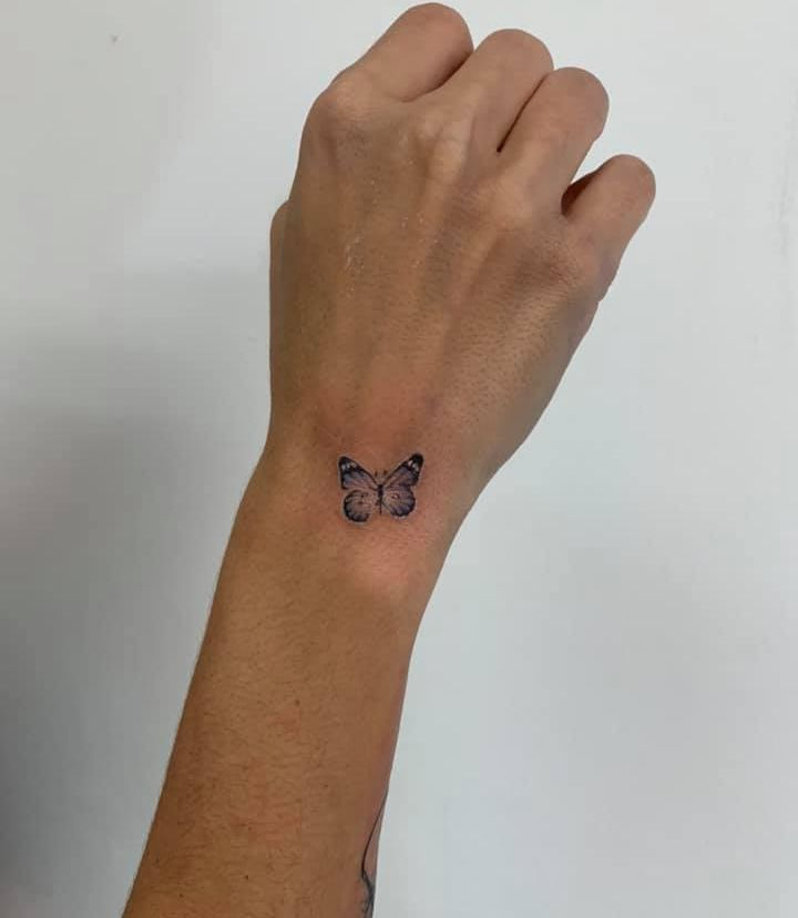 tatuaje de mariposa en la muñeca