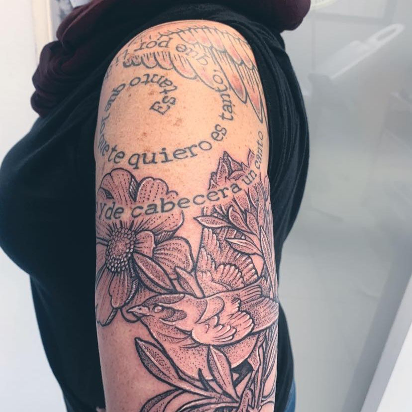 persona con tatuaje de flores en el brazo