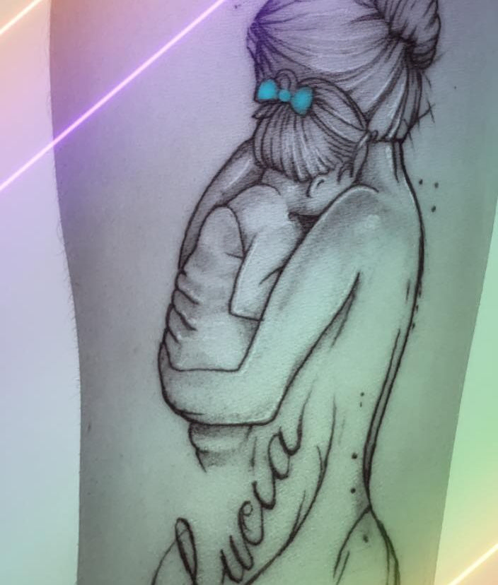 tatuaje de madre con bebé en brazos