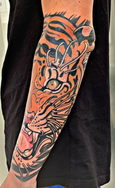 tatuaje de tigre en el antebrazo