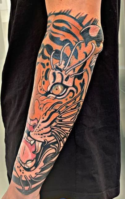 tatuaje de tigre en el antebrazo