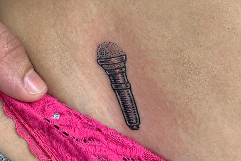 tatuaje de micrófono