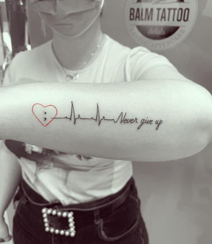 tatuaje de signos vitales y corazón