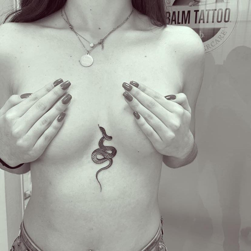 tatuaje de serpiente en el pecho