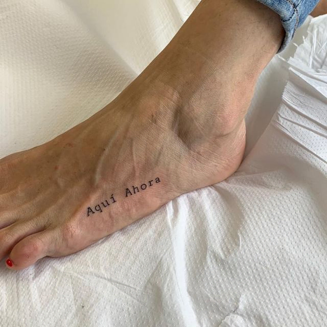 tatuaje de frase en el pie