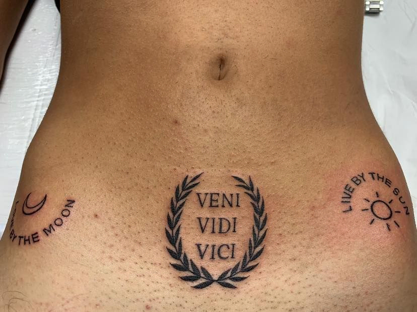 tatuaje de frase en el pubis