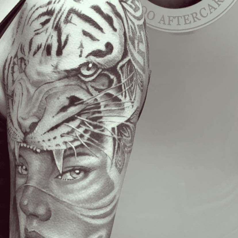 tatuaje de mujer y tigre