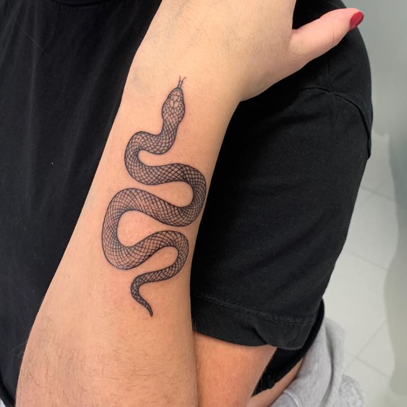 tatuaje de serpiente en el brazo