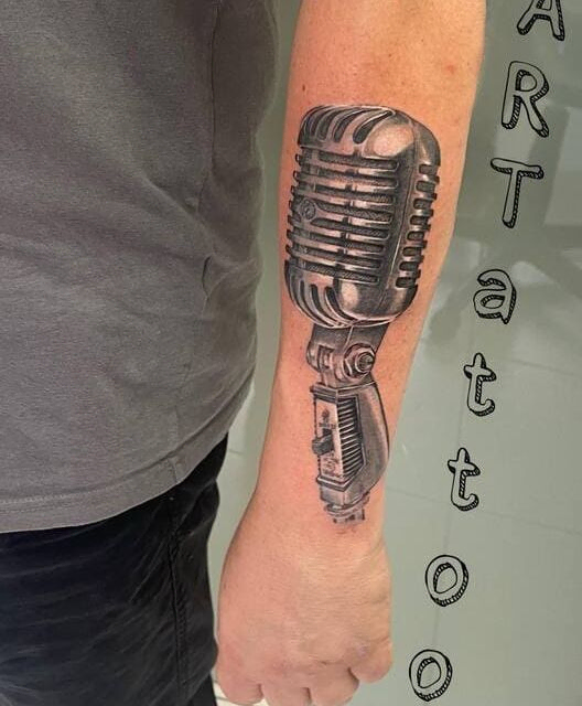 tatuaje realista de micrófono antiguo
