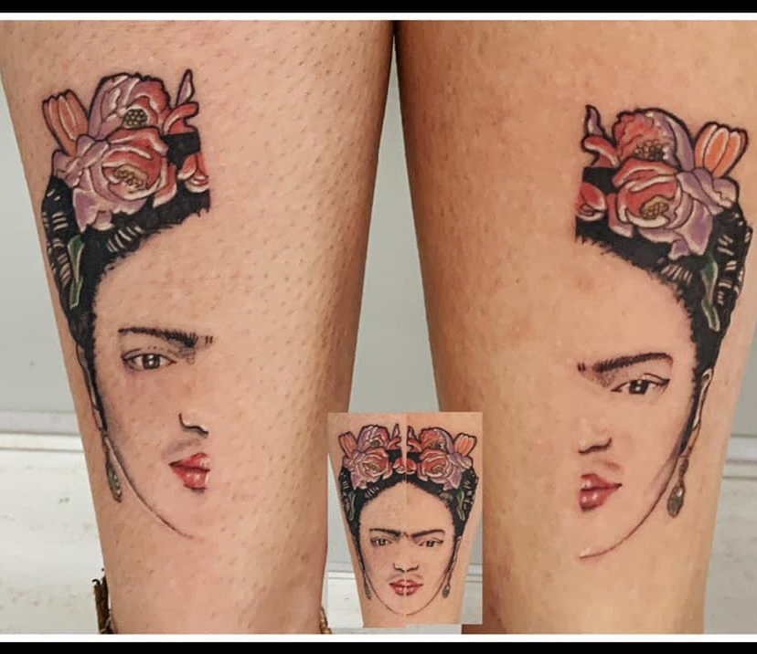 tatuaje de frida kahlo en las piernas