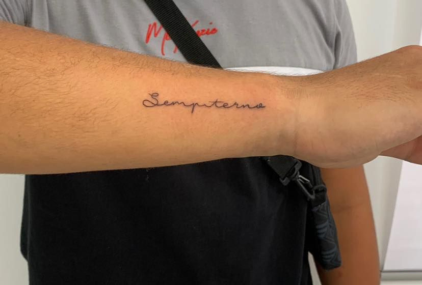 palabra Sempiterna tatuada en el brazo