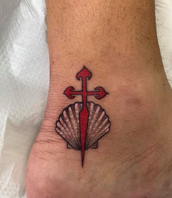tatuaje concha y cruz de Santiago